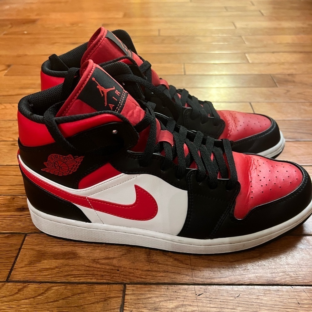 Nike Air Jordan 1 Mid Red/White/Black Size11
Mid Sneakers.